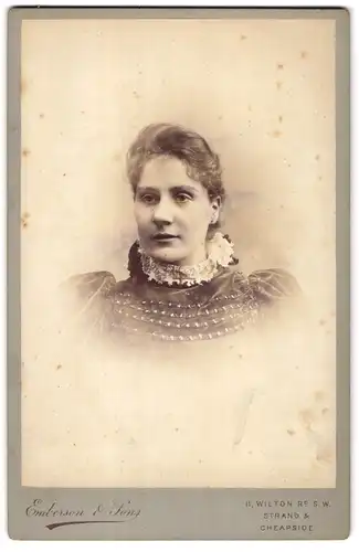Fotografie Emberson & Sons, London, II Wilton Road, Portrait junge Frau in hübschem Kleid