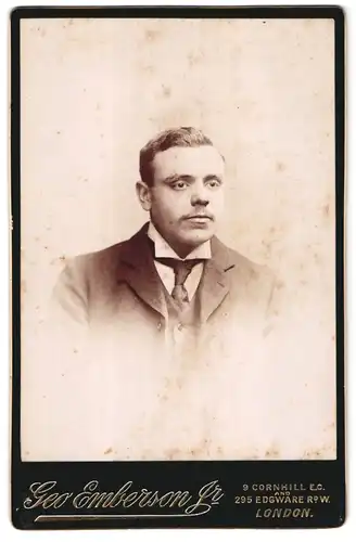Fotografie Geo Emberson jr., London, 9 Cornhill, Portrait Mann in Jacke mit Krawatte