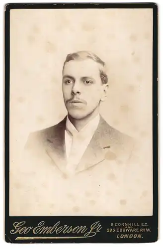 Fotografie Geo Emberson jr., London, 9 Cornhill, Portrait junger Mann mit Krawatte