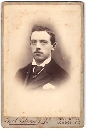 Fotografie Geo Emberson jr., London, 9 Cornhill, Portrait Herr in dunkler Jacke mit Krawatte