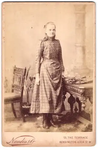 Fotografie Naudin & Co, London, 13 The Terrace Kensington High St., Portrait langhaariges Mädchen im Kleid