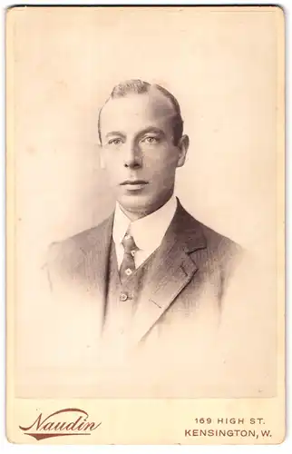 Fotografie Naudin, London, 169 High St. Kensington, Portrait elegant gekleideter Mann mit Krawatte