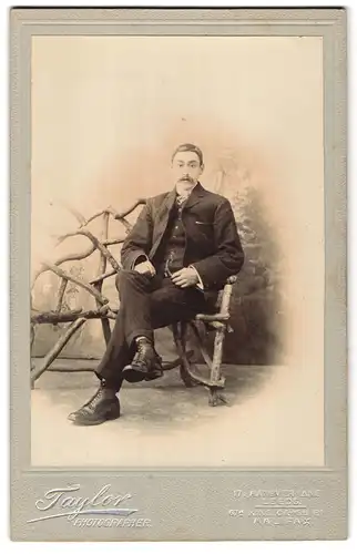 Fotografie Taylor, Leeds, 17 Hanover Lane, Portrait Mann im Anzug auf Holzbank posierend