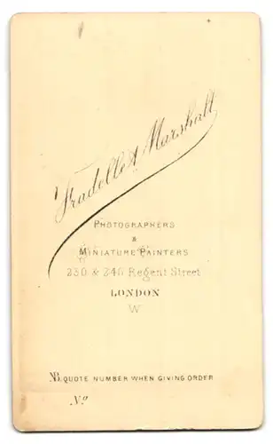 Fotografie Fradelle & Marshall, London, 230 & 246 Regent Street, Portrait charmanter Herr in Fliege und Jackett