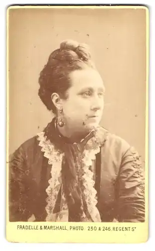 Fotografie Fradelle & Marshall, London, 230 & 246 Regent Street, Portrait einer elegant gekleideten dame mit Flechtdutt