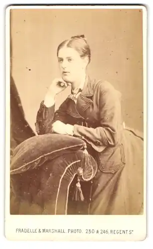 Fotografie Fradelle & Marshall, London, 230 & 246 Regent Street, Portrait bildschönes Fräulein mit zurückgebundenem Haar
