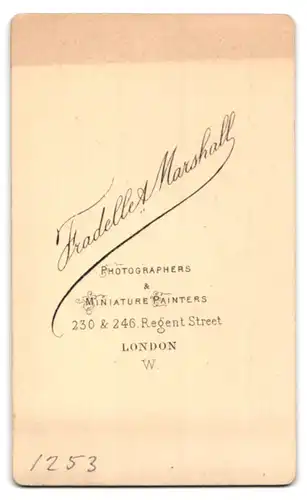 Fotografie Fradelle & Marshall, London, 230 & 246 Regent Street, Portrait bildschönes Fräulein mit zurückgebundenem Haar