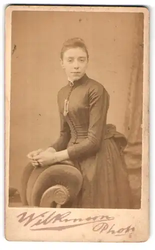 Fotografie Wilkinson, Huddersfield, Portrait elegant gekleidetes Fräulein am Sessel stehend