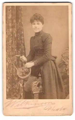 Fotografie Wilkinson, Huddersfield, Portrait charmant lächelndes Fräulein mit Blumenkorf in der Hand