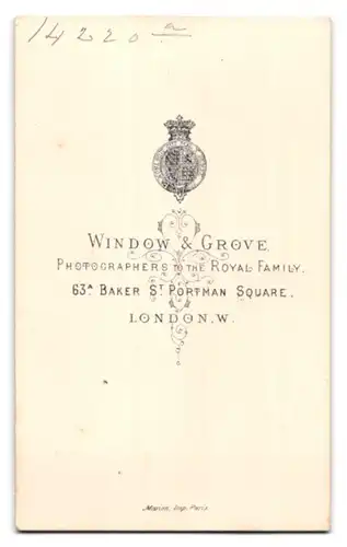 Fotografie Window & Grove, London, 63a Baker St., Portrait dunkelhaarige Schönheit mit hochgestecktem Haar