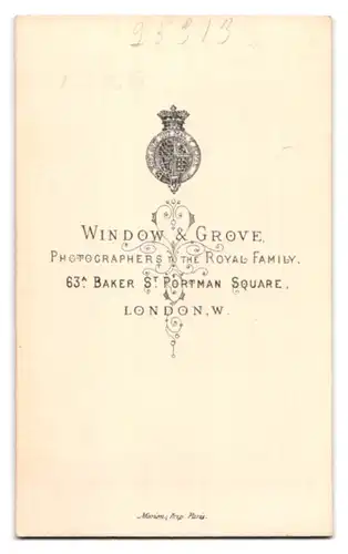 Fotografie Window & Grove, London, 63a Baker St., Portrait bildschönes Fräulein spielt verführerisch an der Halskette