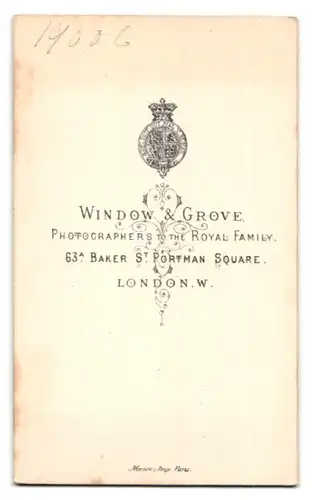 Fotografie Window & Grove, London, 63a Baker St., Portrait elegante Dame mit Rüschenkopfschmuck