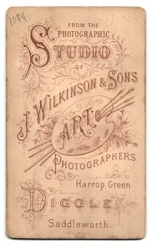 Fotografie J. Wilkinson & Sons, Diggle, Harrop Green, Portrait junger Mann im eleganten Anzug