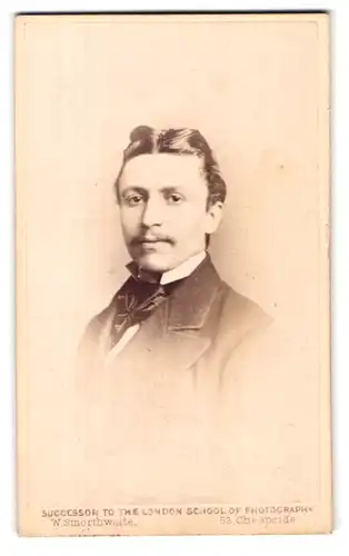 Fotografie W. Smorthwaite, London, 52 Cheapside, Portrait charmanter junger Mann in Fliege und Jackett