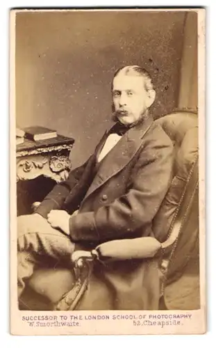 Fotografie W. Smorthwaite, London, 52 Cheapside, Portrait stattlicher junger Mann mit Bart im Anzug