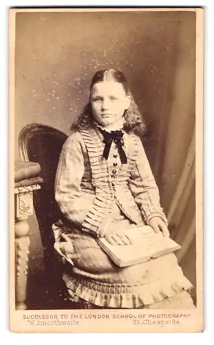 Fotografie W. Smorthwaite, London, 52 Cheapside, Portrait bildschönes Mädchen im gerüschten Kleid