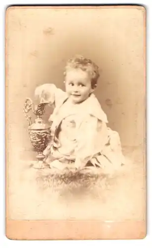 Fotografie Thomas Fall, London, 10 Wellington Terrace, Portrait frecher Bube mit lockigem Haar und Krug neben sich