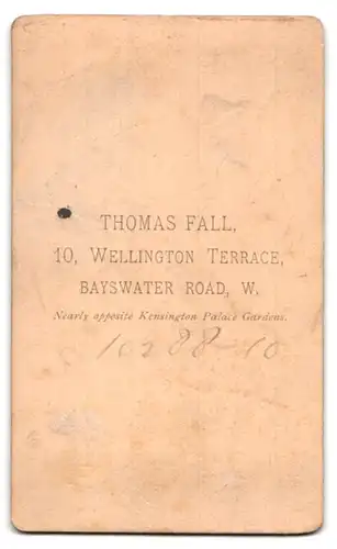 Fotografie Thomas Fall, London, 10 Wellington Terrace, Portrait frecher Bube mit lockigem Haar und Krug neben sich