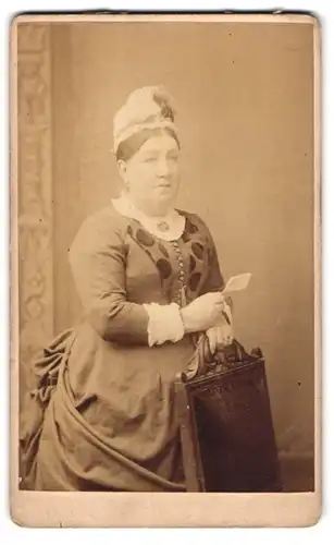 Fotografie Thomas Fall, London, 10 Wellington Terrace, Portrait hübsche Dame mit Rüschenkopfschmuck