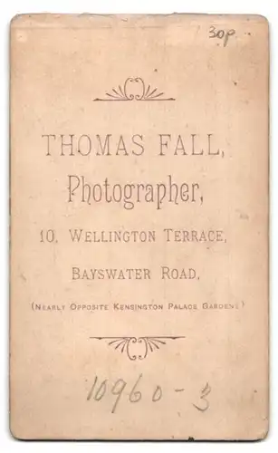 Fotografie Thomas Fall, London, 10 Wellington Terrace, Portrait hübsche Dame mit Rüschenkopfschmuck