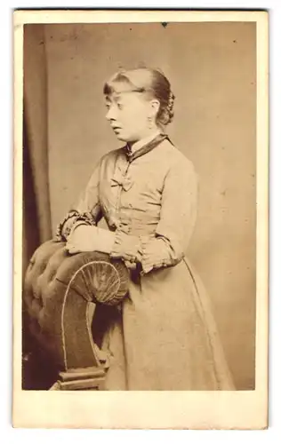 Fotografie W. Lacey, London, 20 Blackfriars Road, Portrait bildschönes Fräulein im prachtvoll gerüschtem Kleid