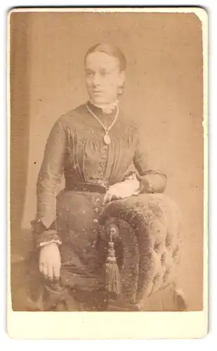 Fotografie William Lacey, London, 20 Blackfriars Road, Portrait junge Frau mit Brosche und Amulett-Kette im Kleid