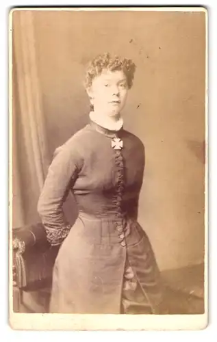 Fotografie William Lacey, London, 20 Blackfriars Road, Portrait elegant gekleidete Dame mit lockigem Haar