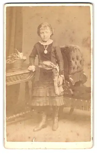 Fotografie William Lacey, London, 20 Blackfriars Road, Portrait süsses Mädchen im gerüschten Kleid mit Amulett-Kette