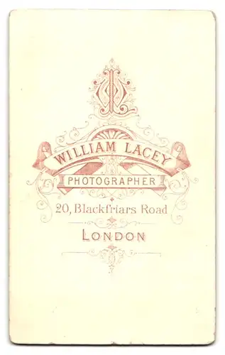 Fotografie William Lacey, London, 20 Blackfriars Road, Portrait süsses Mädchen im gerüschten Kleid mit Amulett-Kette