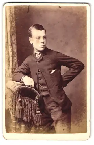Fotografie William Lacey, London, 20 Blackfriars Road, Portrait frecher Bube elegant im Anzug