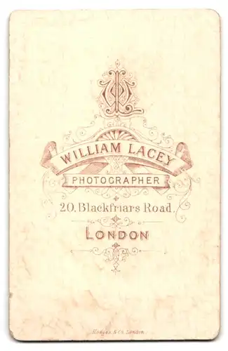 Fotografie William Lacey, London, 20 Blackfriars Road, Portrait frecher Bube elegant im Anzug