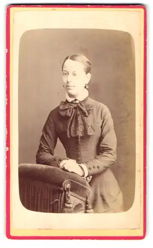 Fotografie William Lacey, London, 20 Blackfriars Road, Portrait bildschönes Mädchen mit bestickter Schleife am Kragen