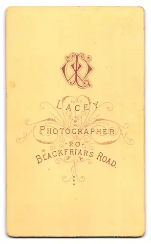 Fotografie William Lacey, London, 20 Blackfriars Road, Portrait bildschönes Mädchen mit bestickter Schleife am Kragen