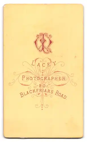 Fotografie William Lacey, London, 20 Blackfriars Road, Portrait einer elegant gekleideten Dame am Sessel lehnend