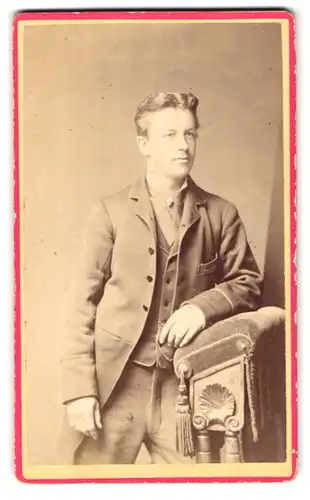 Fotografie William Lacey, London, 20 Blackfriars Road, Portrait charmanter junger Mann im Anzug