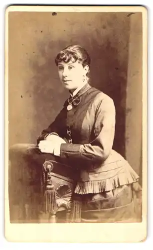 Fotografie William Lacey, London, 20 Blackfriars Road, Portrait dunkelhaariges Fräulein mit Amulett-Kette im Kleid