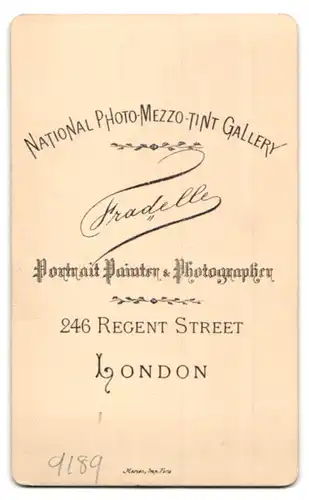 Fotografie Atelier Fradelle, London, 246 Regent Street, Portrait niedlicher Bube in Krawatte und Jackett