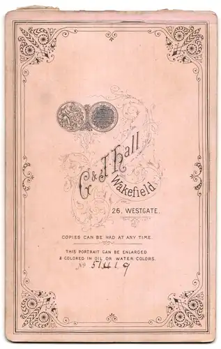 Fotografie G. & J. Hall, Wakefield, 26 Westgate, Frau im tailliertem Kleid