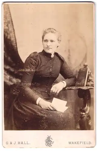 Fotografie G. & J. Hall, Wakefield, 26 Westgate, Frau im tailliertem schwarzen Kleid