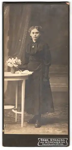 Fotografie Gebr. Strauss, München, Neuhauserstrasse 20, junge Frau in schwarzen Kleid mit passenden Handschuhen