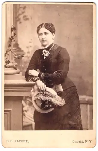 Fotografie B.S. Alford, Oswego NY, Kräftige Frau in tailliertem Kleid