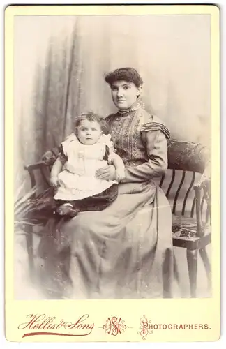 Fotografie Hellis & Sons, London-W, 211 & 213, Regent Street, Portrait bürgerliche Dame mit Kleinkind auf dem Schoss