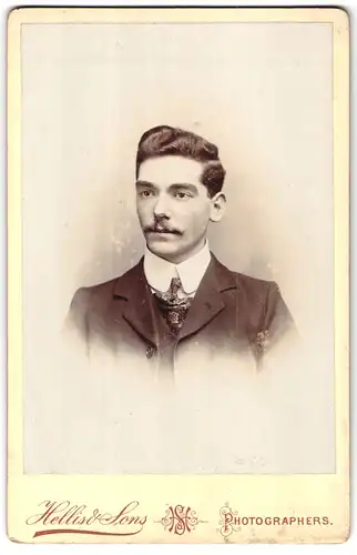 Fotografie Hellis & Sons, London-W, 211 & 213, Regent Street, Portrait eleganter Herr mit Oberlippenbart