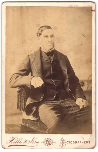 Fotografie Hellis & Sons, London-W, 211 & 213, Regent Street, Portrait modisch gekleideter Herr mit Backenbart