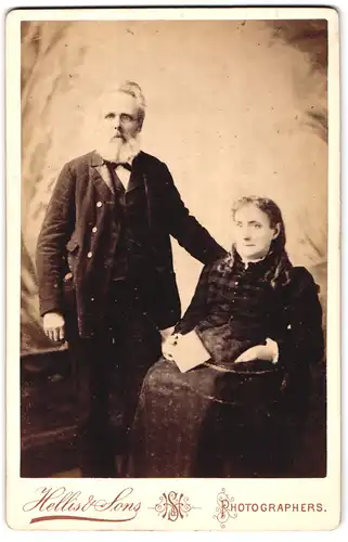 Fotografie Hellis & Sons, London-W, 211 & 213, Regent Street, Portrait älteres Paar in zeitgenössischer Kleidung