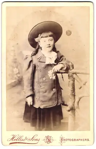 Fotografie Hellis & Sons, London-W, 211 & 213, Regent Street, Portrait junges Mädchen in modischer Kleidung