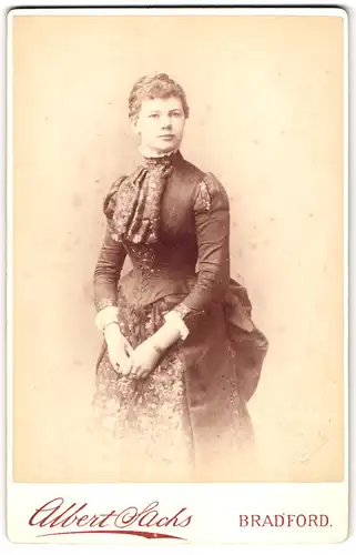 Fotografie Albert Sachs, Bradford, Manningham Lane, Portrait junge Dame in hübscher Kleidung