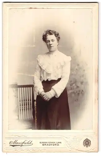 Fotografie Mansfield, Bradford, 12, Manningham Lane, Portrait junge Dame in hübscher Bluse und Rock