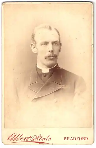 Fotografie Albert Sachs, Bradford, Manningham Lane, Portrait junger Geistlicher mit Schnurrbart