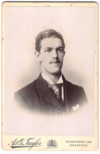Fotografie A. & G. Taylor, Bradford, 84, Manningham Lane, Portrait stattlicher Herr im Anzug mit Krawatte